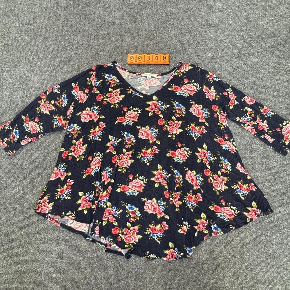 Green Envelope Women's 2X Floral Print 3/4 Sleeve Top with red and blue flowers